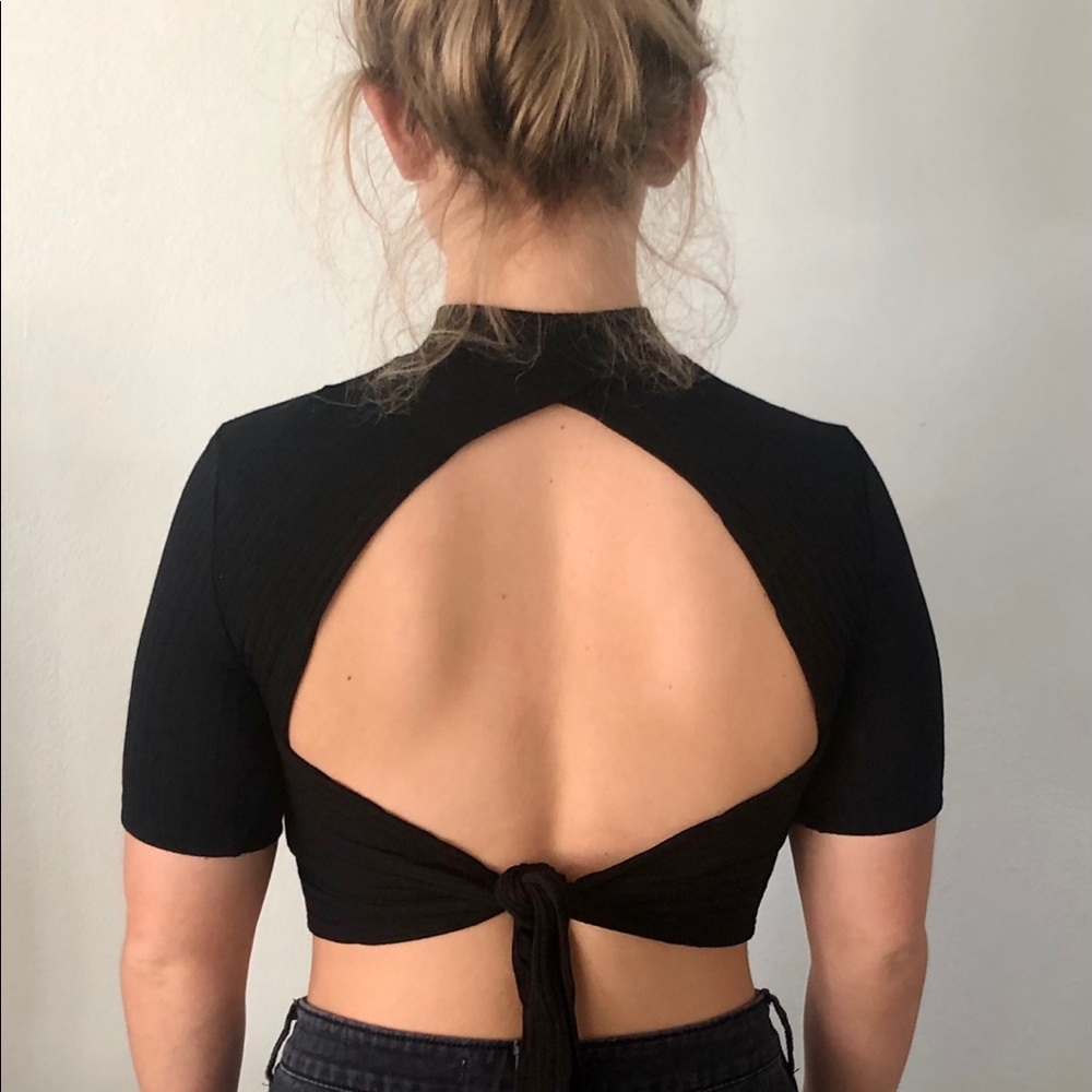 ✨HP✨FOREVER 21 Mock Neck Ribbed Crop Top Open Back Black